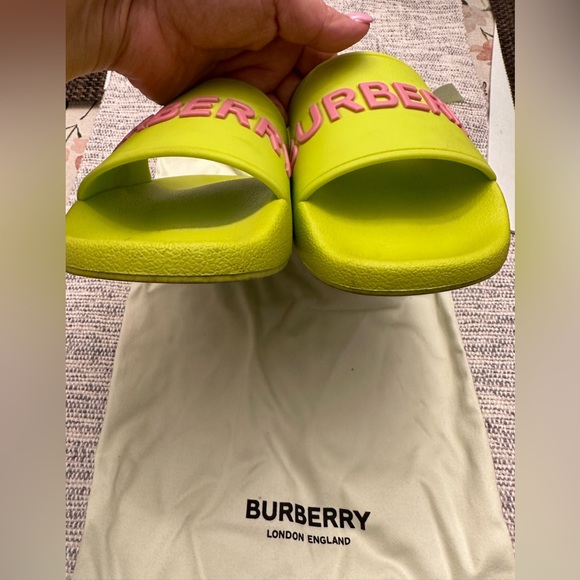 Burberry Pool Slides - Picture 2 of 3